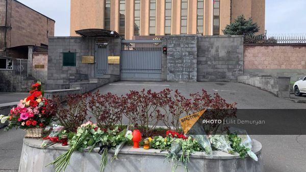 Цветы у посольства России в связи с терактом в московском Крокус Сити Холле (23 марта 2024). Еревaн Цветы у посольства России в связи с терактом в московском Крокус Сити Холле (23 марта 2024). Еревaн - Sputnik Армения