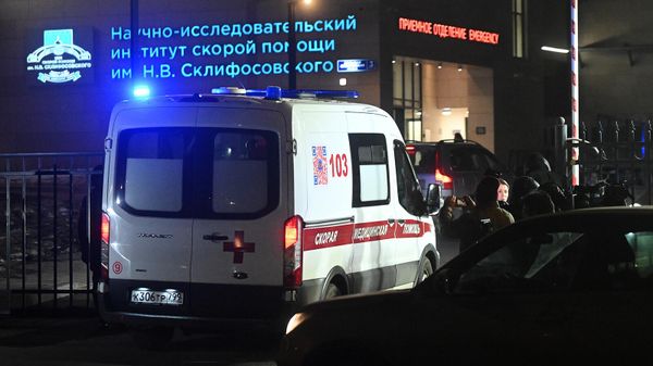 Машина скорой помощи с пострадавшими от стрельбы в Крокус Сити Холле подъезжает к приемному отделению НИИ скорой помощи имени Н. В. Склифосовского (22 марта 2024). Москвa - Sputnik Армения
