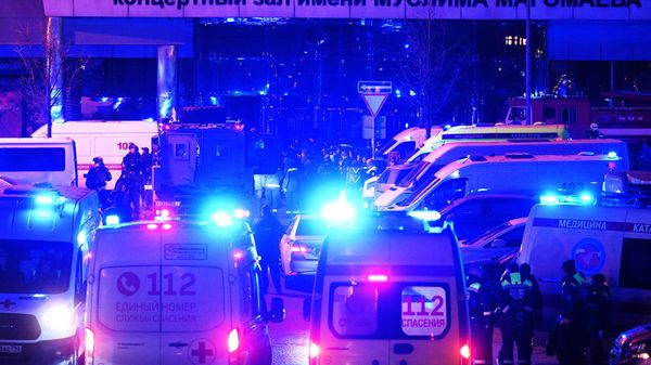 Машины скорой помощи у концертного зала Крокус Сити Холл, где произошла стрельба (22 марта 2024). Красногорск - Sputnik Армения