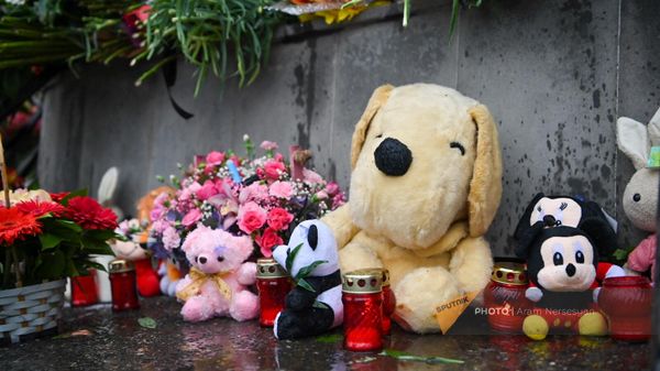 Цветы у посольства России в связи с терактом в московском Крокус Сити Холле (23 марта 2024). Еревaн - Sputnik Армения