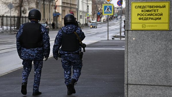 Сотрудники правоохранительных органов у здания Следственного комитета Российской Федерации (19 марта 2021). Москвa - Sputnik Армения