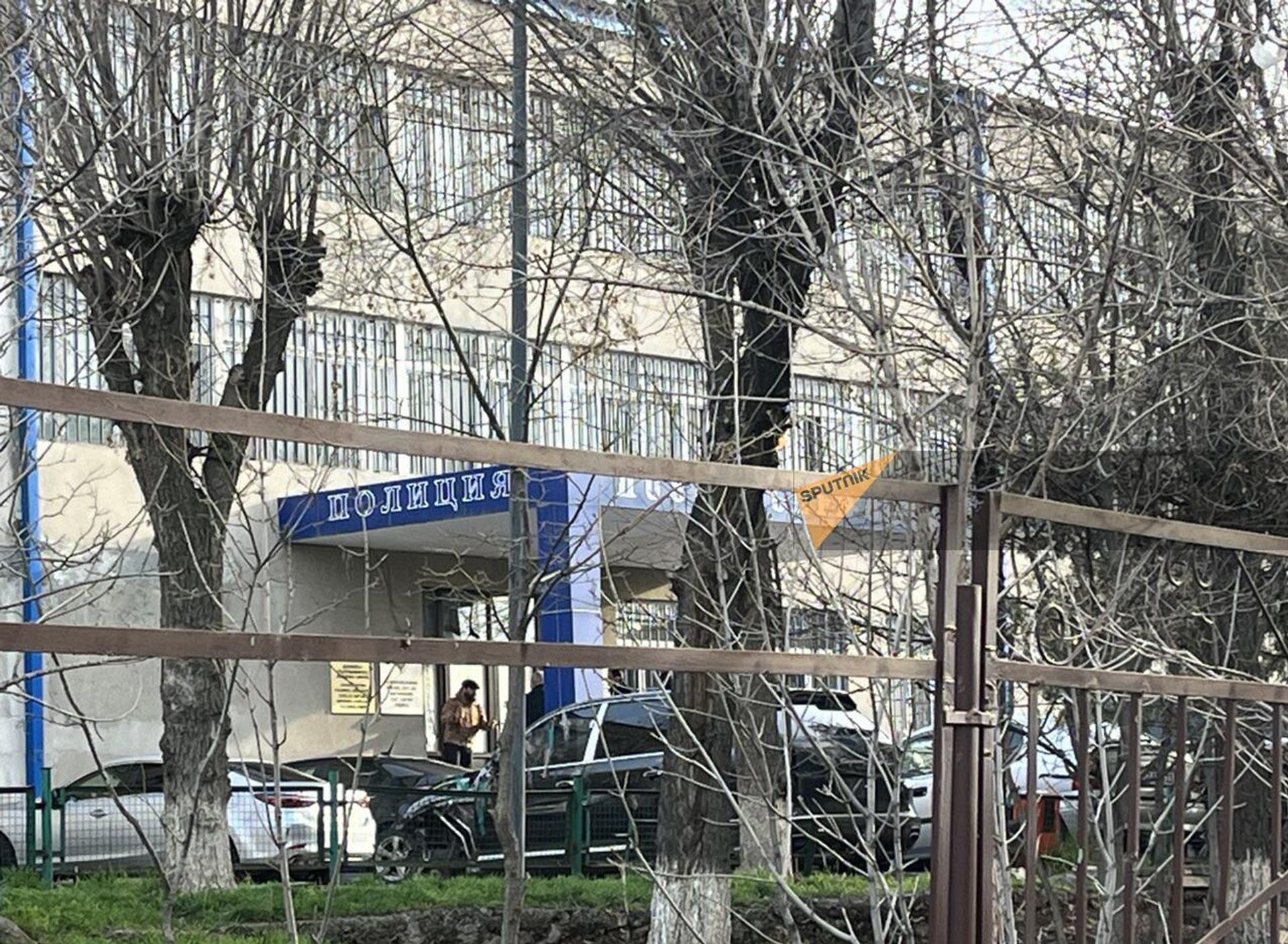 Оцепление у отделения полиции в районе Нор-Норк, где взорвана граната (24 марта 2024).Еревaн - Sputnik Армения, 1920, 24.03.2024