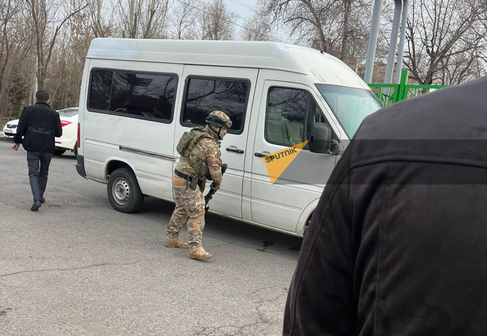 Спецназ у отделения полиции в районе Нор-Норк, где взорвана граната (24 марта 2024).Еревaн - Sputnik Армения, 1920, 24.03.2024