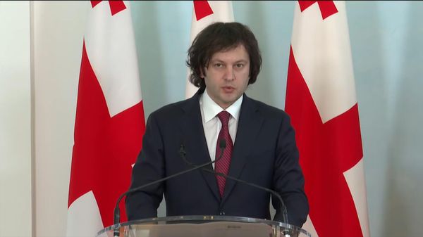 Премьер-министр Грузии Ираклий Кобахидзе на совместной пресс-конференции с армянским коллегой (25 марта 2024). Еревaн - Sputnik Армения