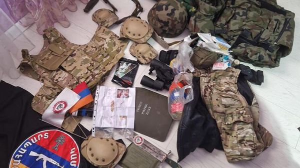 Оружие и боеприпасы были обнаружены в ходе обысков, проведенных в Нор-Норкском отделении полиции в рамках производства по факту террористического акта (26 марта 2024). Еревaн - Sputnik Армения