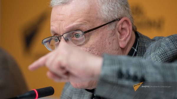 Политический аналитик Сурен Суренянц на пресс-конференции в мультимедийном пресс-центре Sputnik (27 марта 2024). Еревaн - Sputnik Армения