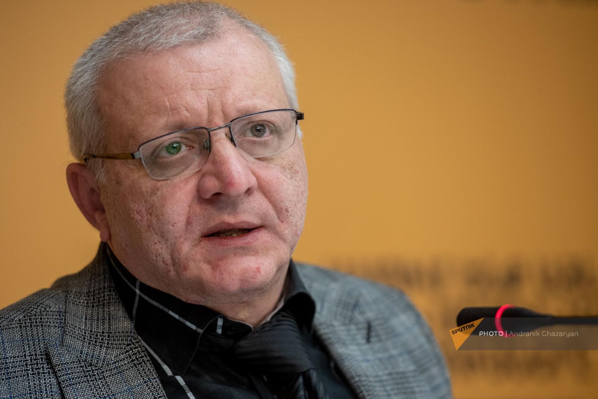 Политический аналитик Сурен Суренянц на пресс-конференции в мультимедийном пресс-центре Sputnik (27 марта 2024). Еревaн - Sputnik Արմենիա, 1920, 26.04.2024
