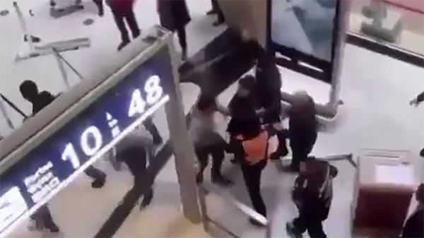 Жестокая драка и паника в парижском аэропорту вспыхнула при попытке властей Франции депортировать курдского активиста в Турцию - Sputnik Армения