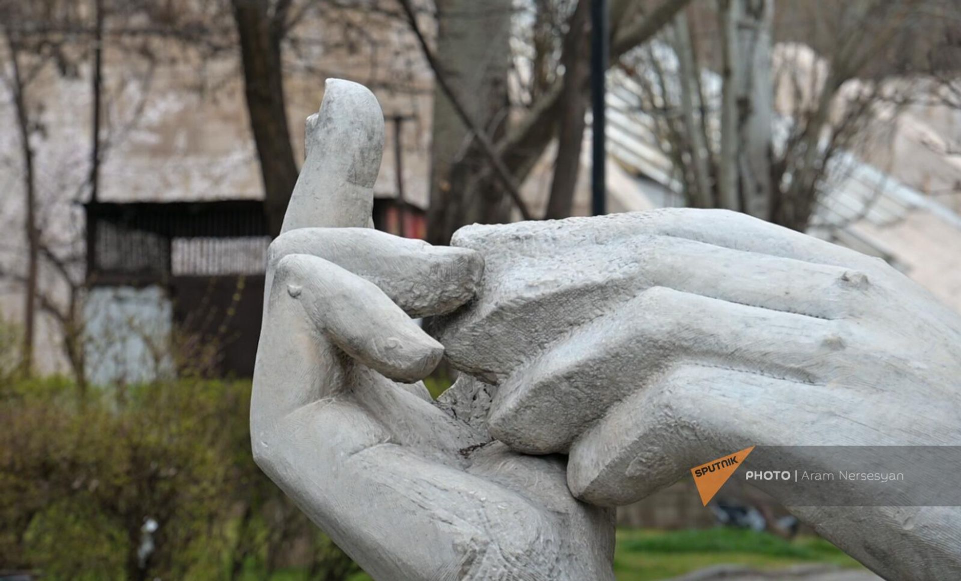 Скульптура Ара Арутюняна Руки дружбы в Ереване - Sputnik Армения, 1920, 05.04.2024
