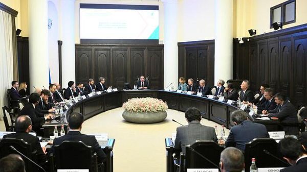Обсуждение под руководством вице-премьера Тиграна Хачатряна с участием руководителей аккредитованных в РА диппредставительств и заинтересованных государственных ведомств (29 марта 2024). Еревaн - Sputnik Армения