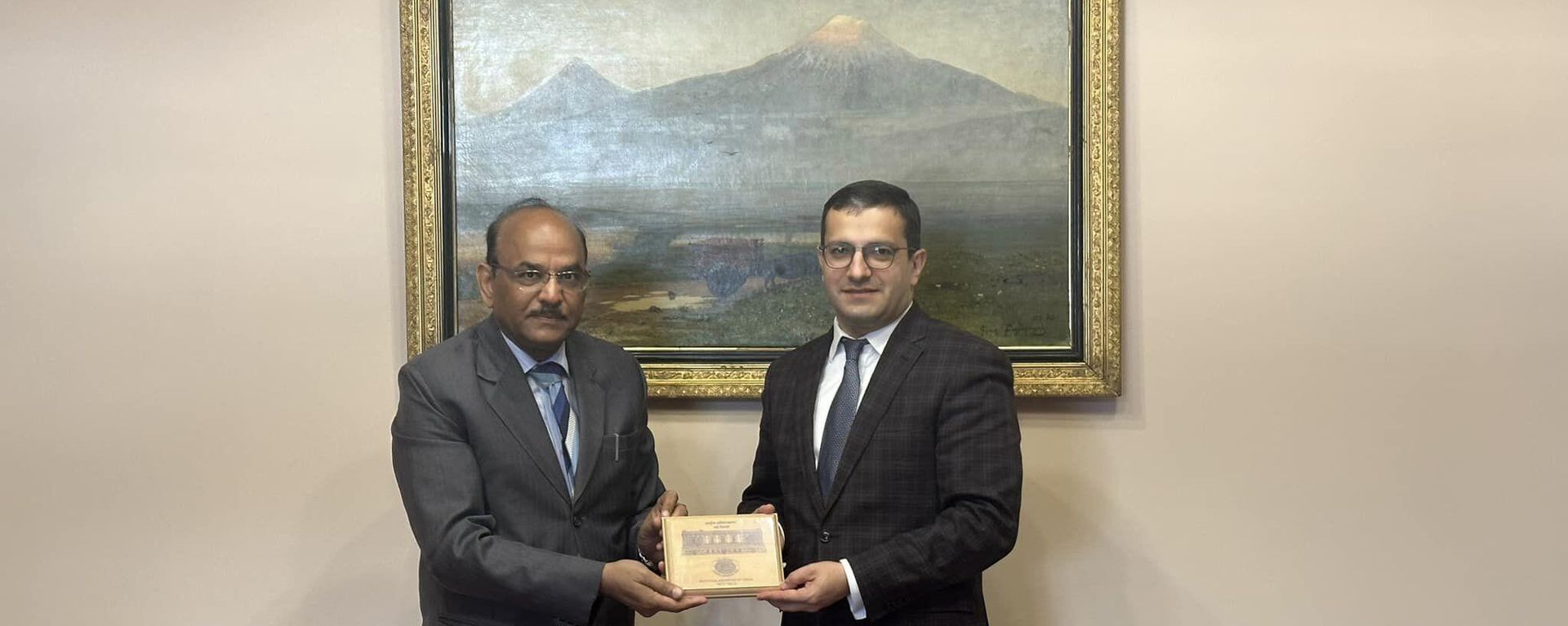 Մատենադարանի տնօրենի տեղակալ Վահե Թորոսյանն ու Հնդկաստանի ազգային արխիվների տնօրեն Սանջայ Գարգը - Sputnik Արմենիա, 1920, 30.03.2024