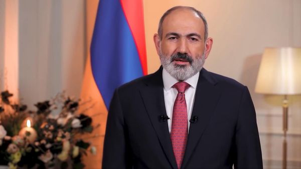 Премьер-министр Никол Пашинян читает Псалом 25 в честь Пасхи - Sputnik Արմենիա