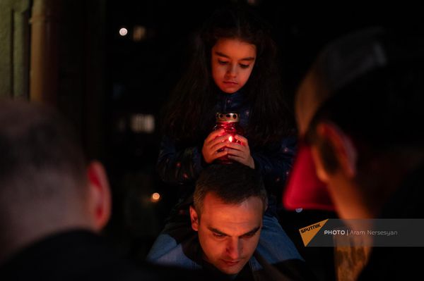 Прихожане с лампадами празднуют Пасхальный Сочельник в церкви Сурб Зоравор - Sputnik Армения