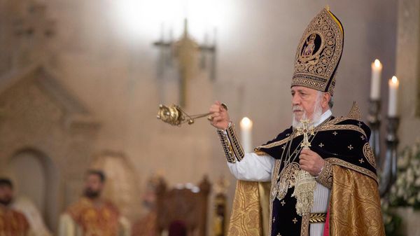 Католикос Гарегин Второй во время Пасхальной литургии в Соборе Святого Григория Лусаворича (31 марта 2024). Еревaн - Sputnik Армения