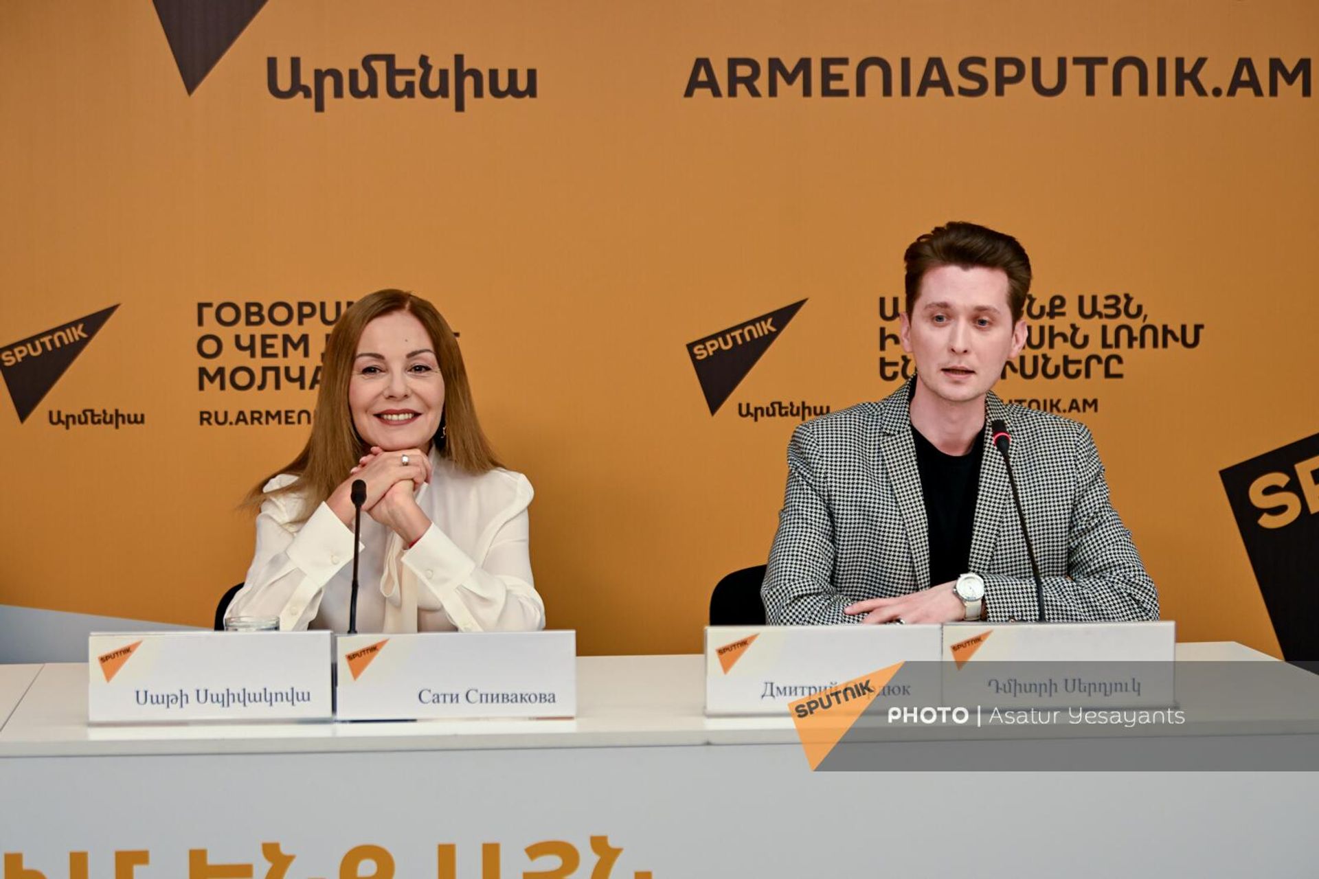  Сати Спиваковa и Дмитрий Сердюк на пресс-конференции в мультимедийном пресс-центре Sputnik (2 апреля 2024). Еревaн - Sputnik Армения, 1920, 02.04.2024