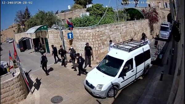 Израильтяне в сопровождении полиции вторглись в армянский квартал Сад коров (Коверу партез) - Sputnik Армения