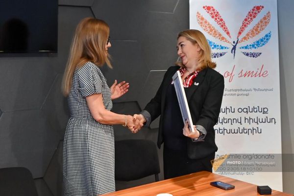 Сати Спивакова посетила Центр детской онкологии и гематологии Армении (3 апреля 2024). Еревaн Сати Спивакова посетила Центр детской онкологии и гематологии Армении (3 апреля 2024). Еревaн - Sputnik Армения