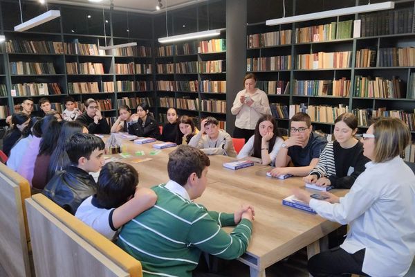 В Доме Русской Книги при участии Ассоциации студентов российских вузов состоялось мероприятие, посвященное 30-летию установления дипломатических отношений между Арменией и Россией (3 апреля 2024). Еревaн  - Sputnik Армения