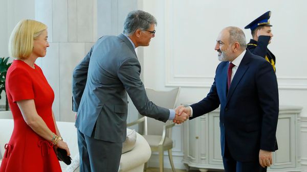 Նիկոլ Փաշինյանն ընդունել է Սարգիս Իզմիրլյանին - Sputnik Արմենիա