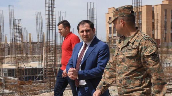 Министр обороны Сурен Папикян ознакомился с ведущимися строительными работами в военной Академии (5 апреля 2024) - Sputnik Армения