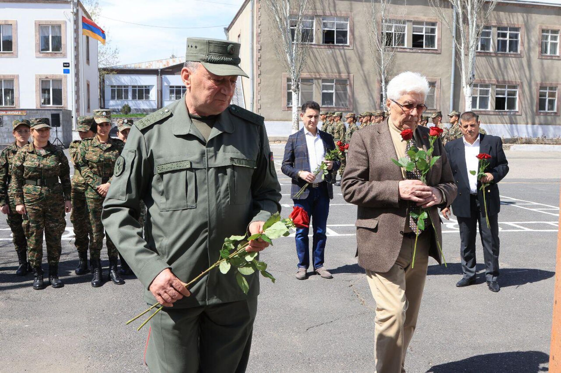 Композитор Роберт Амирханян, худрук и дирижер Национального филармонического оркестра Армении Эдуард Топчян и директор оркестра Норайр Назарян посетили одну из воинских частей страны в преддверии Дня материнства и красоты - Sputnik Արմենիա, 1920, 07.04.2024