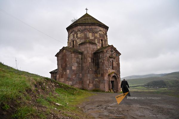 Բագրատ Սրբազանը մտնում է Սուրբ Աստվածածին եկեղեցին - Sputnik Արմենիա