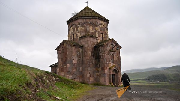 Служба в день Благовещения Пресвятой Богородицы в приграничной церкви Сурб Аствацацин (7 апреля 2024). Воскепар - Sputnik Армения