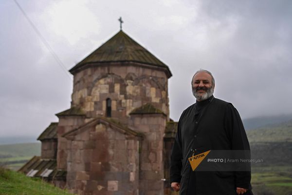 Տավուշի թեմի առաջնորդը Ոսկեպարի Ս․ Աստվածածին եկեղեցու դիմաց - Sputnik Արմենիա