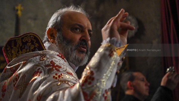 Предстоятель Тавушской епархии ААЦ, епископ Баграт Галстанян во время службы в день Благовещения Пресвятой Богородицы в приграничной церкви Сурб Аствацацин (7 апреля 2024). Воскепар - Sputnik Армения
