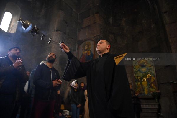 Հոգևորականը եկեղեցում խունկ է ծխում - Sputnik Արմենիա
