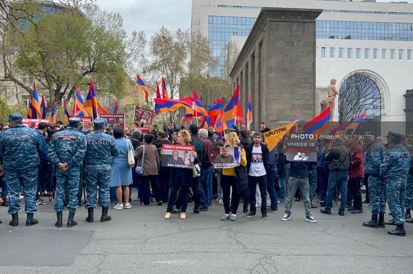 Акция протеста возле здания МИД (8 апреля 2024). Еревaн - Sputnik Армения