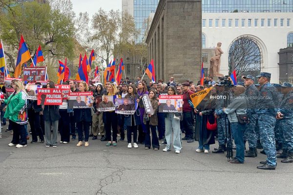 Акция протеста возле здания МИД (8 апреля 2024). Еревaн - Sputnik Армения