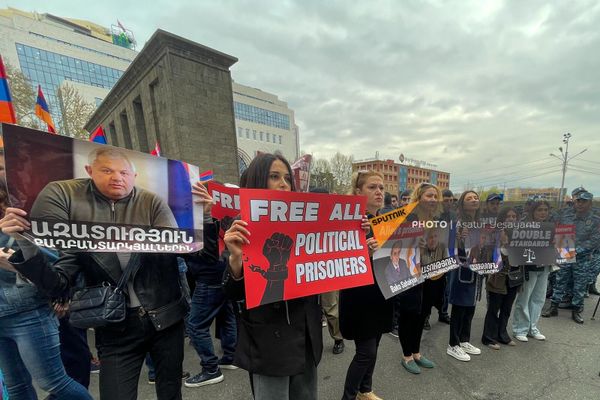 Участники акции протеста возле здания МИД с плакатами Свободу политзаключенным (8 апреля 2024). Еревaн - Sputnik Армения