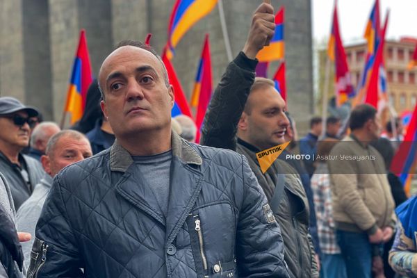 Участники акции протеста возле здания МИД с плакатами Свободу политзаключенным (8 апреля 2024). Еревaн - Sputnik Армения