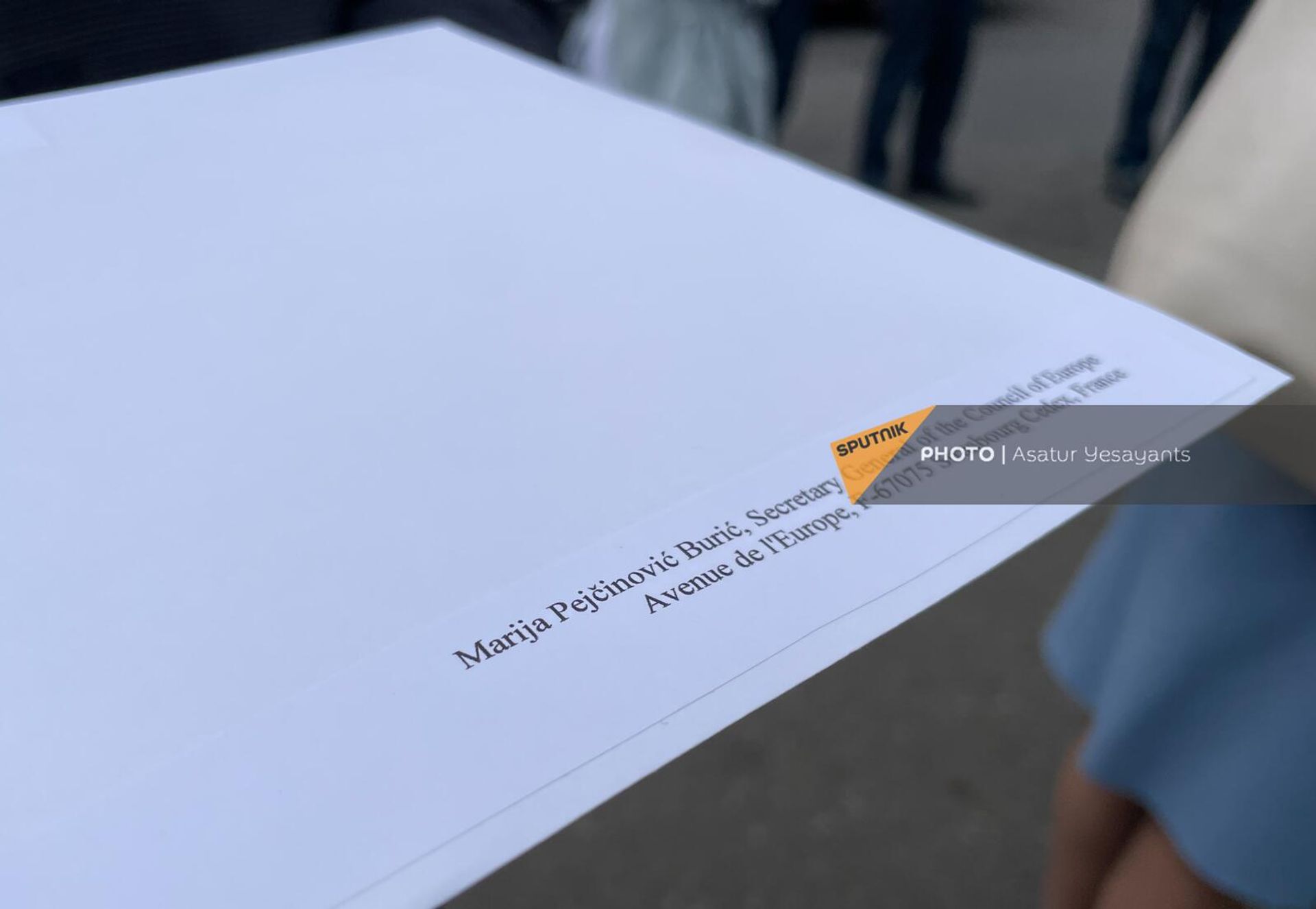 Участники акции протеста передали письмо Генеральному секретарю Совета Европы Марие Пейчинович Бурич  (8 апреля 2024). Еревaн - Sputnik Արմենիա, 1920, 08.04.2024