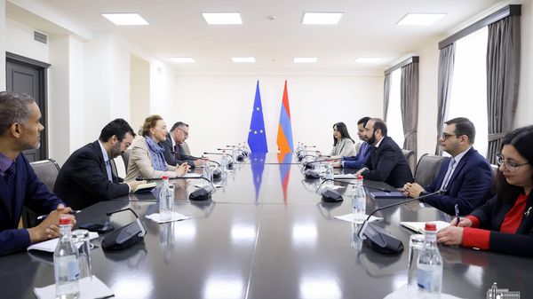 Министр иностранных дел Арарат Мирзоян на встрече с Генеральным секретарем Совета Европы Марией Пейчинович Бурич (8 апреля 2024). Еревaн - Sputnik Армения