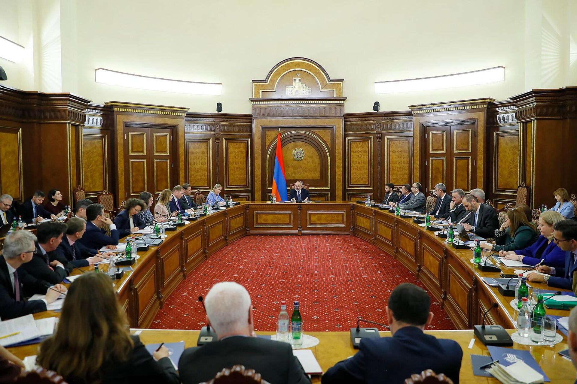 Премьер-министр Никол Пашинян принял членов комиссии Совета Европейского союза по политическим вопросам и вопросам безопасности во главе с президентом Делфином Пронком (8 апреля 2024). Еревaн - Sputnik Արմենիա, 1920, 08.04.2024