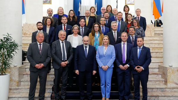 Премьер-министр Никол Пашинян принял членов комиссии Совета Европейского союза по политическим вопросам и вопросам безопасности во главе с президентом Делфином Пронком (8 апреля 2024). Еревaн - Sputnik Армения