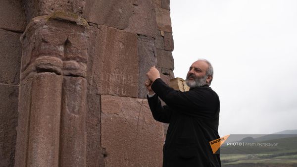 Предстоятель Тавушской епархии ААЦ, епископ Баграт Галстанян у приграничной церкви Сурб Аствацацин в день Благовещения Пресвятой Богородицы (7 апреля 2024). Воскепар - Sputnik Армения
