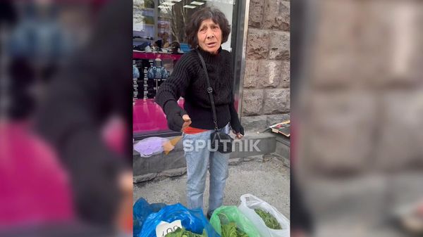 Երևանի քաղաքապետարանի աշխատակիցները հավաքել են դրսում առևտուր անողների ապրանքները - Sputnik Արմենիա
