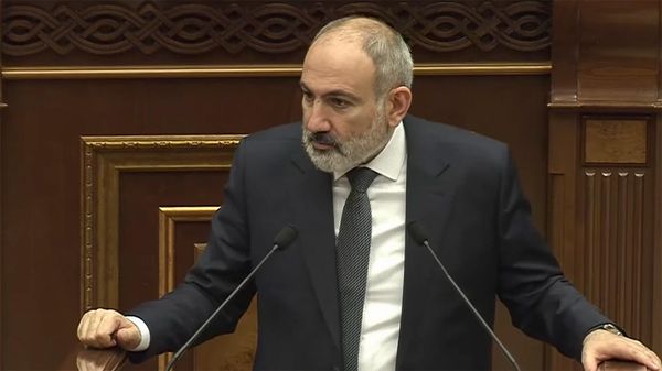 Премьер-министр Никол Пашинян во время очередного заседания Национального собрания Армении (10 апреля 2024). Еревaн - Sputnik Армения