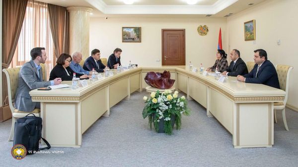 Зампредседателя Следственного комитета Арсен Айвазян принял делегацию американской консалтинговой компании GTH Consulting (10 апреля 2024). Еревaн - Sputnik Армения