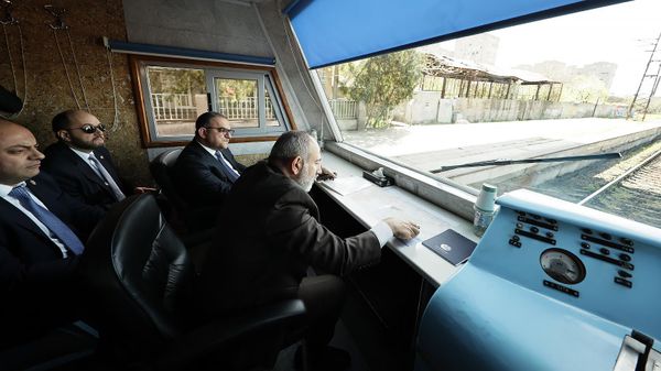 Премьер-министр Никол Пашинян совершил железнодорожную поездку со станции Еревана Сасунци Давид, чтобы осмотреть железнодорожную инфраструктуру, ведущую к участку Академгородка (12 апреля 2024). Еревaн - Sputnik Армения