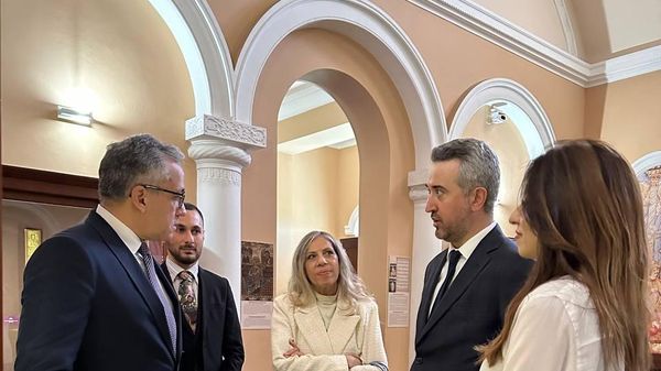 Директор Матенадарана Ара Хзмалян принял в Матенадаране бывшего министра древностей и туризма Арабской Республики Египет Халеда Аль-Энани (12 апреля 2024). Ереван - Sputnik Армения