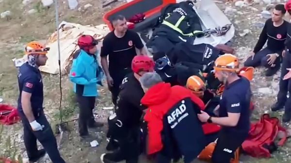 В Анталье спасатели всю ночь снимали людей застрявших в кабинах канатной дороги - Sputnik Армения