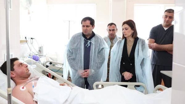 ՀՀ պաշտպանության նախարար Սուրեն Պապիկյանն ու առողջապահության նախարար Անահիտ Ավանեսյանը ՊՆ կենտրոնական կլինիկական զինվորական հոսպիտալում  - Sputnik Արմենիա