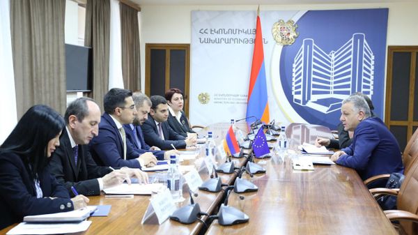 Министр экономики Геворк Папоян принял руководителя делегации Европейского Союза в Армении, посла Василиса Марагоса (15 апреля 2024). Еревaн - Sputnik Армения