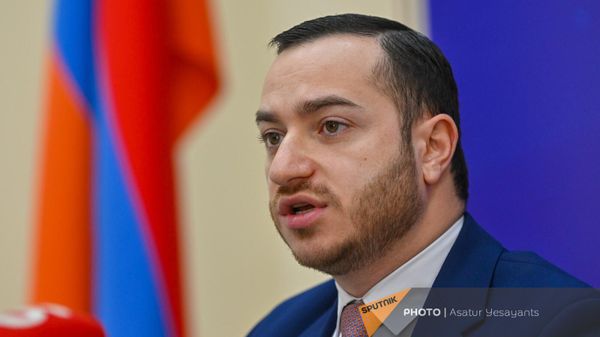 Министр высокотехнологической промышленности Мхитар Айрапетян на пресс-конференции, посвященной 100 дням полномочий (15 апреля 2024). Еревaн - Sputnik Армения