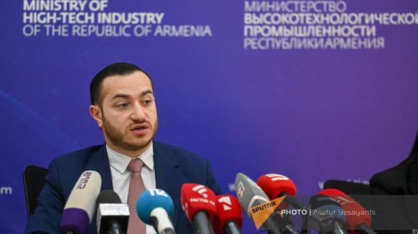 Министр высокотехнологической промышленности Мхитар Айрапетян на пресс-конференции, посвященной 100 дням полномочий (15 апреля 2024). Еревaн - Sputnik Армения
