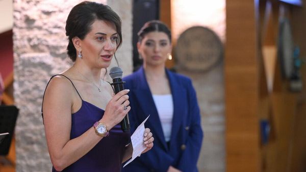 Анна Акопян на благотворительном ужине Поддержка успешных женщин-предпринимателей начинающим женщинам-бизнесменам, инициированный благотворительным фондом Мой шаг (15 апреля 2024). Еревaн - Sputnik Армения